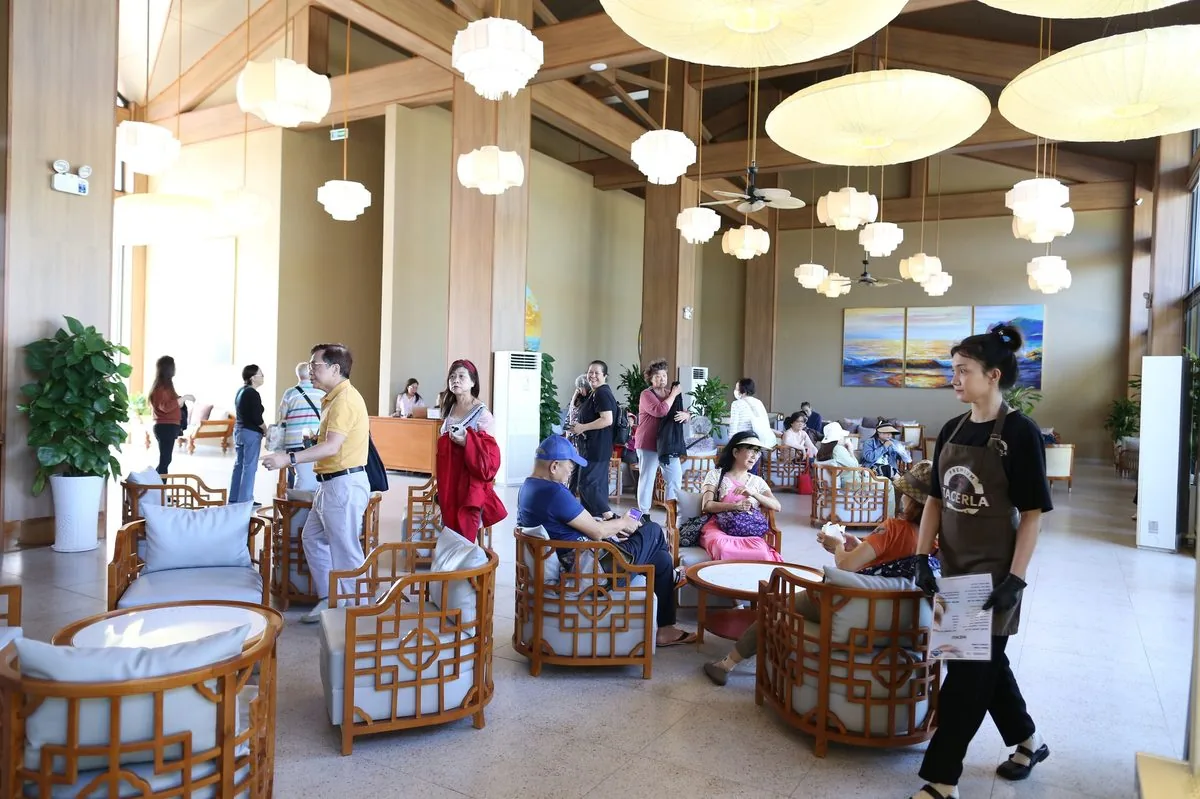 Sảnh đón CaraWorld trần gỗ cao đèn lantern sang trọng đón du khách từ tàu Star Voyager tháng 3 năm 2026