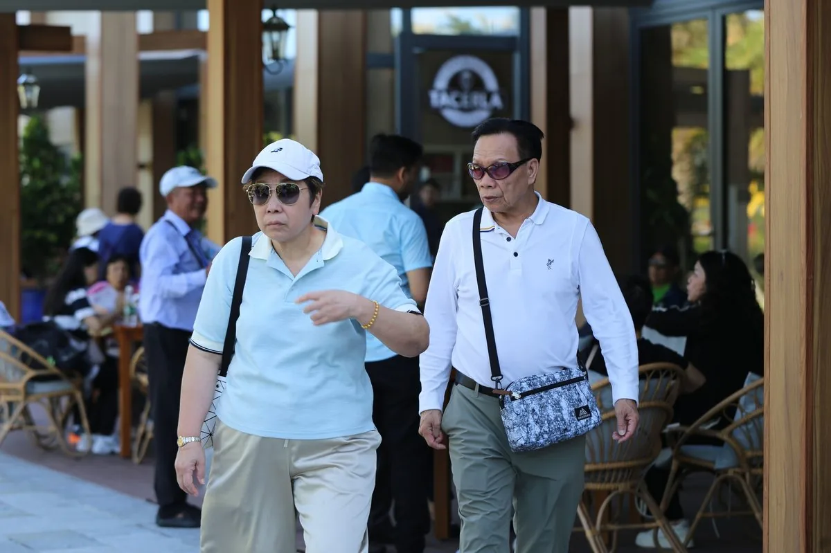 Du khách châu Á dạo bộ tham quan khu thương mại Tacerla Coffee tại CaraWorld Cam Ranh