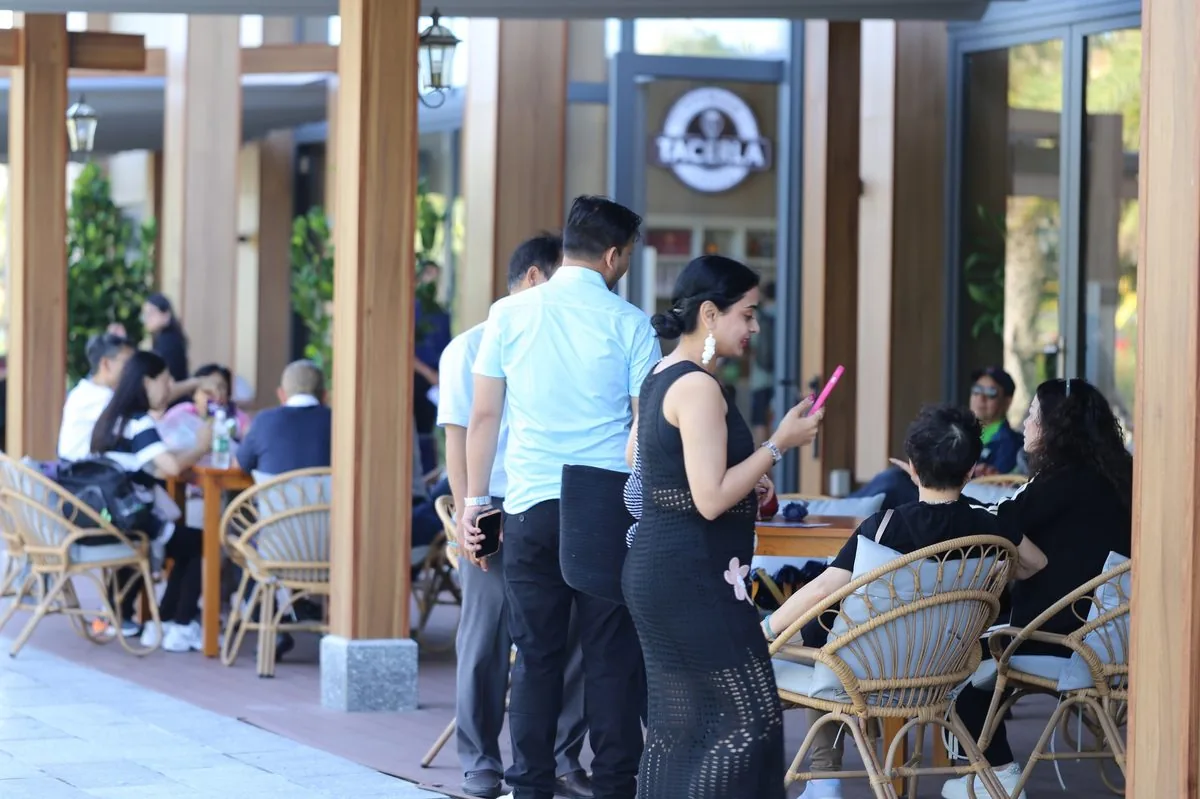 Du khách Star Voyager thưởng thức cà phê tại khu Tacerla Premium Coffee ngoài trời CaraWorld Cam Ranh