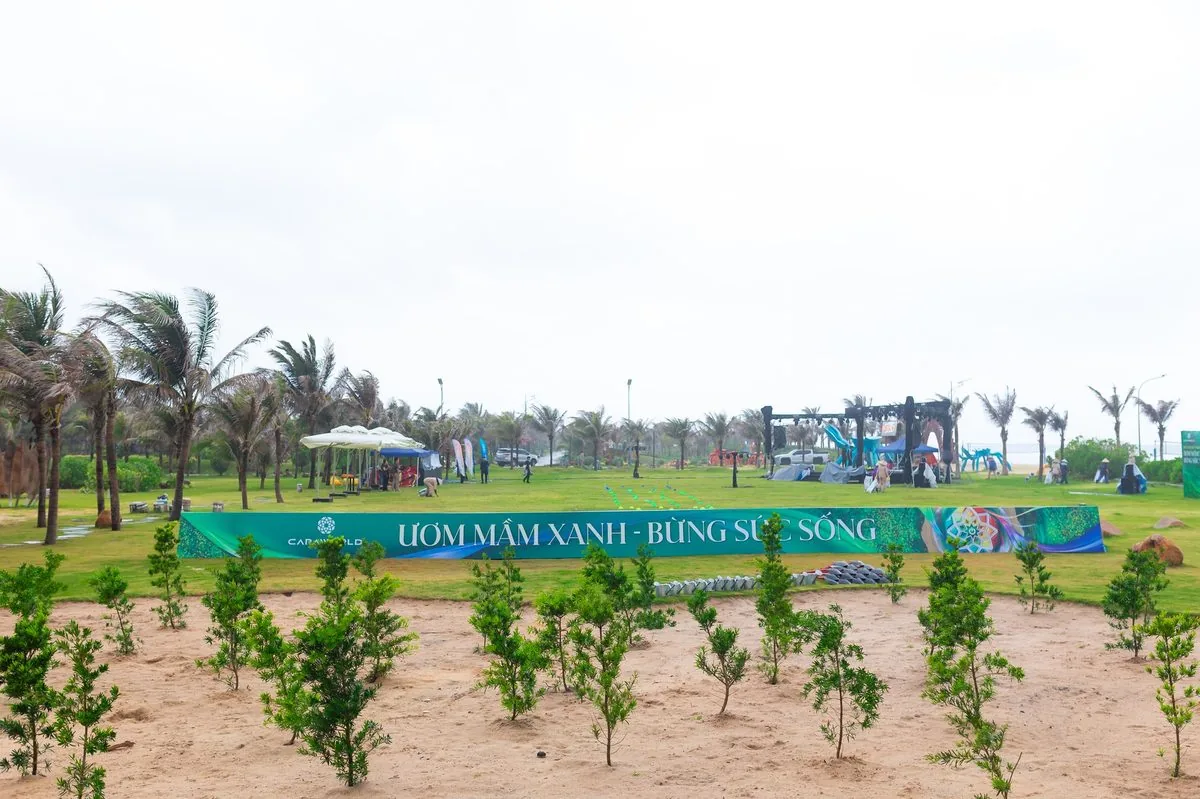 Toàn cảnh khu trồng cây với banner Ươm Mầm Xanh Bừng Sức Sống hàng cây non xanh tại Carabeach